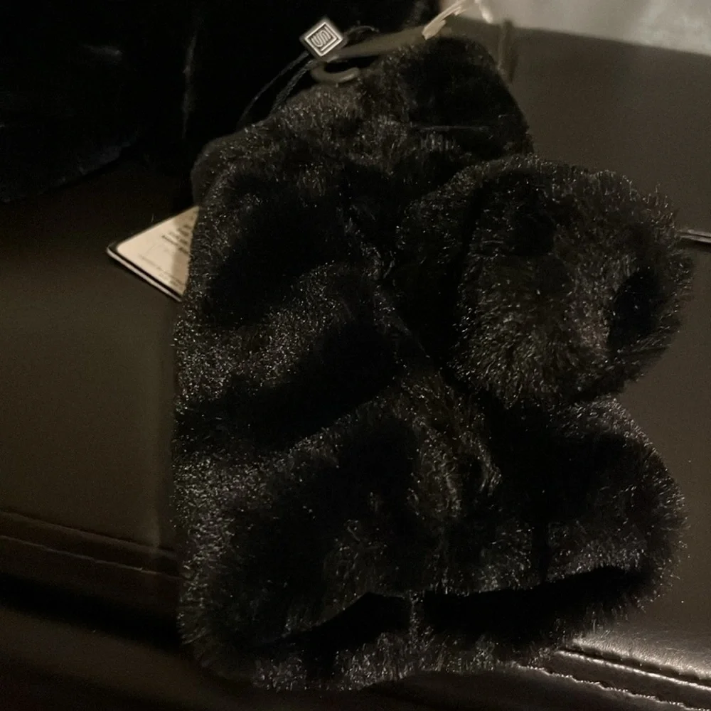NWT Faux Fur Black Fingerless Gloves Laundry by Shelli Segal